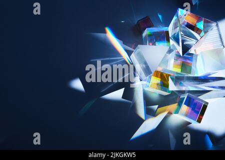 Geometrische Figuren prismen mit Lichtstreuung von Spektrumanzeigen und Reflexion mit trendigem Licht Stockfoto