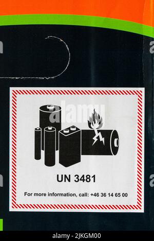 UN 3481 Batteriebatterien Informationen auf der Verpackung - Batterien UN3481 sind Lithium-Ionen-Batterien, die in Geräten enthalten sind oder mit Geräten verpackt sind Stockfoto