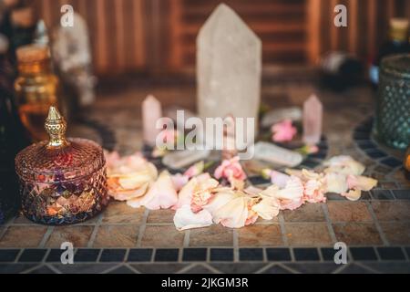 Schöner Altar mit Kristallen und Rosenblüten. Stockfoto