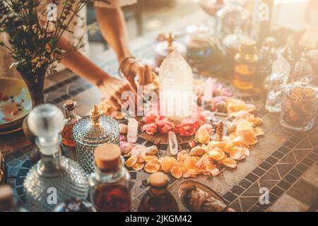 Schöner Altar mit Kristallen und Rosenblüten. Stockfoto