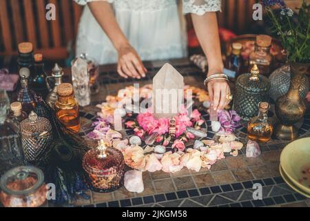 Schöner Altar mit Kristallen und Rosenblüten. Stockfoto