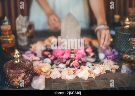 Schöner Altar mit Kristallen und Rosenblüten. Stockfoto