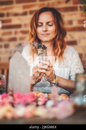 Schöner Altar mit Kristallen und Rosenblüten. Stockfoto