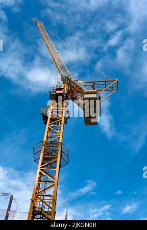 Poole, Dorset, Großbritannien - Oktober 1 2021: Ein Turmdrehkrane der Falcon Tower Crane Services Ltd Stockfoto