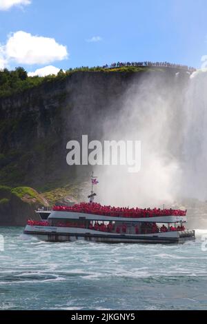 Das Touristenboot am Fuße der Niagarafälle, Ontario, Kanada Stockfoto