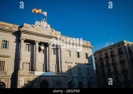 Casa de la Ciutat, Rathaus von Barcelona auf der Placa de Sant Jaume im gotischen Viertel von Barcelona während eines sonnigen Sommerabends mit spanischen und Stockfoto