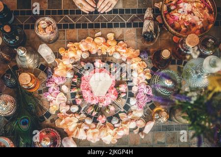 Schöner Altar mit Kristallen und Rosenblüten. Stockfoto