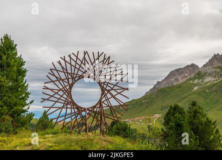 Kunstinstallationen interagieren mit der Natur der Dolomiten, die von der UNESCO zum Weltnaturerbe erklärt wurden - Pampeago-Dolomite Trentino, Italien Stockfoto