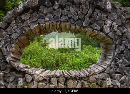 Kunstinstallationen interagieren mit der Natur der Dolomiten, die von der UNESCO zum Weltnaturerbe erklärt wurden - Pampeago-Dolomite Trentino, Italien Stockfoto