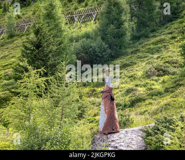 Kunstinstallationen interagieren mit der Natur der Dolomiten, die von der UNESCO zum Weltnaturerbe erklärt wurden - Pampeago-Dolomite Trentino, Italien Stockfoto