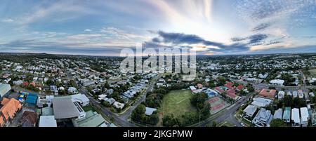 Ein Luftpanorama von Brisbane Stadt unter einem bewölkten Himmel während des Sonnenuntergangs Stockfoto