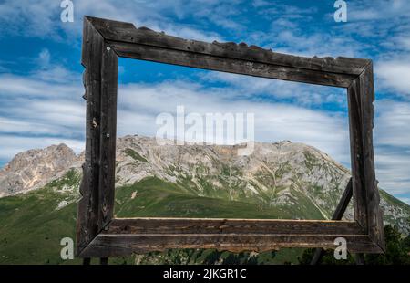 Kunstinstallationen interagieren mit der Natur der Dolomiten, die von der UNESCO zum Weltnaturerbe erklärt wurden - Pampeago-Dolomite Trentino, Italien Stockfoto