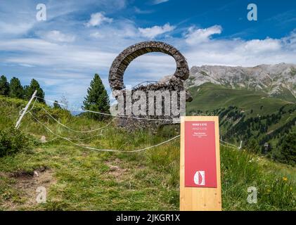 Kunstinstallationen interagieren mit der Natur der Dolomiten, die von der UNESCO zum Weltnaturerbe erklärt wurden - Pampeago-Dolomite Trentino, Italien Stockfoto