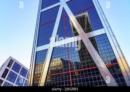 Geschäftsgebäude aus Glas und Stahl, die andere Wolkenkratzer in der Umgebung der Plaza Castilla in Madrid widerspiegeln. Stockfoto