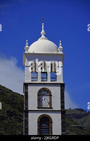 Eine vertikale Aufnahme der Kirche Parroquia de Santa Ana in Garachico, Spanien Stockfoto