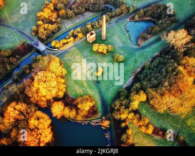 Eine Luftaufnahme des Cobbs Engine House, umgeben von bunten Pflanzen und Bäumen im Warren's Hill Nature Reserve Stockfoto