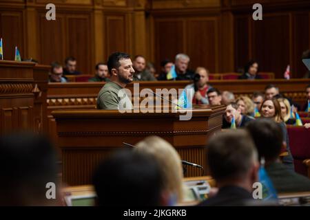 KIEW, UKRAINE - 03. Mai 2022 - der Präsident der Ukraine Wolodymyr Zelenskyy in der Werchowna Rada (Oberster Rat der Ukraine), Kiew, Ukraine. Im Stockfoto
