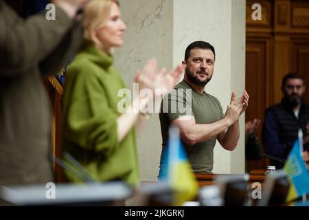 KIEW, UKRAINE - 03. Mai 2022 - der Präsident der Ukraine Wolodymyr Zelenskyy in der Werchowna Rada (Oberster Rat der Ukraine), Kiew, Ukraine. Im Stockfoto