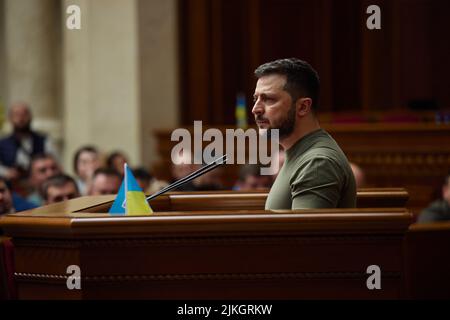 KIEW, UKRAINE - 03. Mai 2022 - der Präsident der Ukraine Wolodymyr Zelenskyy in der Werchowna Rada (Oberster Rat der Ukraine), Kiew, Ukraine. Im Stockfoto