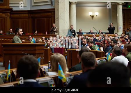 KIEW, UKRAINE - 03. Mai 2022 - der Präsident der Ukraine Wolodymyr Zelenskyy in der Werchowna Rada (Oberster Rat der Ukraine), Kiew, Ukraine. Im Stockfoto