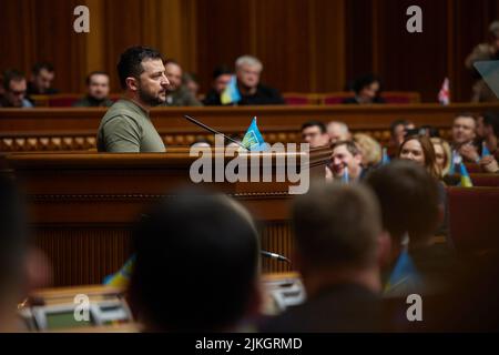 KIEW, UKRAINE - 03. Mai 2022 - der Präsident der Ukraine Wolodymyr Zelenskyy in der Werchowna Rada (Oberster Rat der Ukraine), Kiew, Ukraine. Im Stockfoto