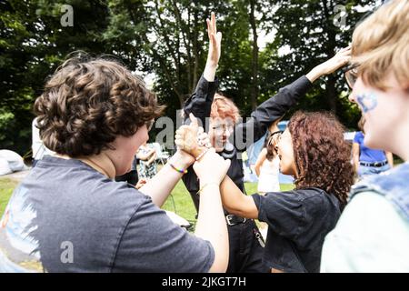 Lelystad, Niederlande, 2022-08-02 14:39:27 LELYSTAD - Jugendliche und Kinder auf dem Pop-up Camping De Paradijsvogel, dem ersten Campingplatz in den Niederlanden für LGBTIQ+ Kinder und Jugendliche. Camping de Paradijsvogel ist als sicherer Ort gedacht, an dem LGBTIQ+ Kinder und Jugendliche nach ihrer Geschlechtsidentität suchen und Gleichgesinnte treffen können. ANP EVA PLEVIER niederlande Out - belgien Out Stockfoto