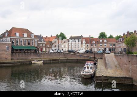 Heusden, Brabant, Niederlande - 7. Mai 2022: Alter Hafen mit Booten in einer schönen holländischen Festungsstadt Heusden. Stockfoto