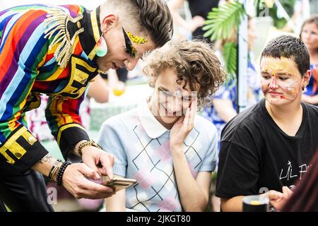 Lelystad, Niederlande, 2022-08-02 14:31:34 LELYSTAD - Jugendliche während des Workshops ziehen auf dem Pop-up-Campingplatz De Paradijsvogel, dem ersten Campingplatz in den Niederlanden für LGBTIQ+ Kinder und Jugendliche. Camping de Paradijsvogel ist als sicherer Ort gedacht, an dem LGBTIQ+ Kinder und Jugendliche nach ihrer Geschlechtsidentität suchen und Gleichgesinnte treffen können. ANP EVA PLEVIER niederlande Out - belgien Out Stockfoto