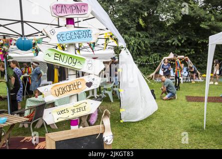 Lelystad, Niederlande, 2022-08-02 15:07:57 LELYSTAD - Überblick über den Pop-up-Campingplatz De Paradijsvogel, den ersten Campingplatz in den Niederlanden für LGBTIQ+ Kinder und Jugendliche. Camping de Paradijsvogel ist als sicherer Ort gedacht, an dem LGBTIQ+ Kinder und Jugendliche nach ihrer Geschlechtsidentität suchen und Gleichgesinnte treffen können. ANP EVA PLEVIER niederlande Out - belgien Out Stockfoto