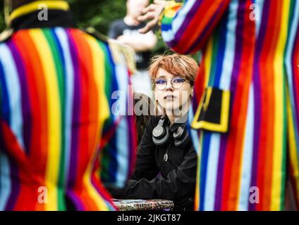 Lelystad, Niederlande, 2022-08-02 14:14:44 LELYSTAD - Kinder und Eltern auf dem Pop-up Camping De Paradijsvogel, dem ersten Campingplatz in den Niederlanden für LGBTIQ+ Kinder und Jugendliche. Camping de Paradijsvogel ist als sicherer Ort gedacht, an dem LGBTIQ+ Kinder und Jugendliche nach ihrer Geschlechtsidentität suchen und Gleichgesinnte treffen können. ANP EVA PLEVIER niederlande Out - belgien Out Stockfoto