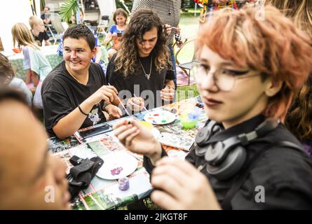 Lelystad, Niederlande, 2022-08-02 14:23:59 LELYSTAD - Jugendliche während des Workshops ziehen auf dem Pop-up-Campingplatz De Paradijsvogel, dem ersten Campingplatz in den Niederlanden für LGBTIQ+ Kinder und Jugendliche. Camping de Paradijsvogel ist als sicherer Ort gedacht, an dem LGBTIQ+ Kinder und Jugendliche nach ihrer Geschlechtsidentität suchen und Gleichgesinnte treffen können. ANP EVA PLEVIER niederlande Out - belgien Out Stockfoto