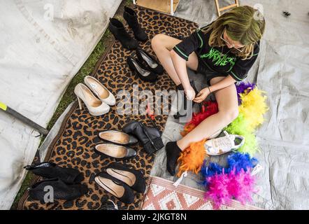 Lelystad, Niederlande, 2022-08-02 15:05:50 LELYSTAD - Kind zieht sich auf dem Pop-up-Campingplatz De Paradijsvogel, dem ersten Campingplatz in den Niederlanden für LGBTIQ+ Kinder und Jugendliche. Camping de Paradijsvogel ist als sicherer Ort gedacht, an dem LGBTIQ+ Kinder und Jugendliche nach ihrer Geschlechtsidentität suchen und Gleichgesinnte treffen können. ANP EVA PLEVIER niederlande Out - belgien Out Stockfoto