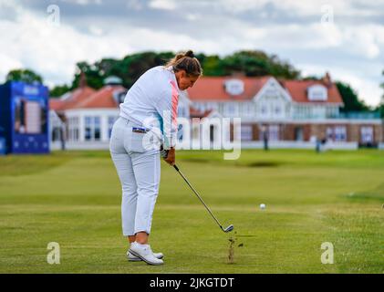 Gullane, Schottland, Großbritannien. 2.. August 2022. Golfer üben auf dem Muirfield Golfplatz in Gullane, East Lothian, vor den AIG Women’s Open, die am Donnerstag, dem 4.. August, startet. PIC; Leonie Harm aus Deutschland spielt einen Anflug auf das 18.-Loch. Harm hat sich von schweren Verletzungen und einem Koma nach einem Verkehrsunfall im Jahr 2013 erholt und 15. bei den Ladies Scottish Open in der vergangenen Woche gebunden. Iain Masterton/Alamy Live News Stockfoto