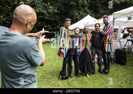 Lelystad, Niederlande, 2022-08-02 14:41:56 LELYSTAD - Eltern und Kinder auf dem Pop-up Camping de Paradijsvogel, dem ersten Campingplatz in den Niederlanden für LGBTIQ+ Kinder und Jugendliche. Camping de Paradijsvogel ist als sicherer Ort gedacht, an dem LGBTIQ+ Kinder und Jugendliche nach ihrer Geschlechtsidentität suchen und Gleichgesinnte treffen können. ANP EVA PLEVIER niederlande Out - belgien Out Stockfoto