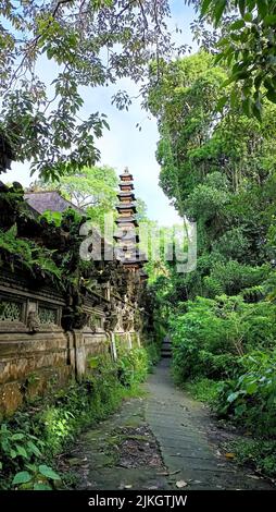 Eine vertikale Wand des Pura Gunung Lebah Tempels mit einer mehrstufigen Pagode auf dem Campuhan Ridge Walk in Ubud, Bali Stockfoto