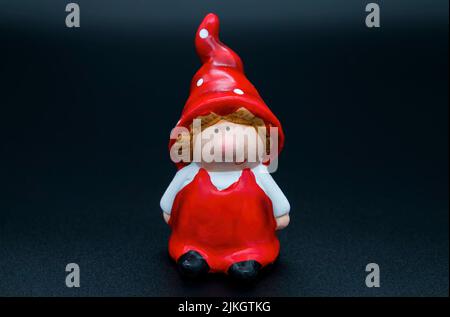 Eine Nahaufnahme der Weihnachtsmann-Frau isoliert auf einem schwarzen Hintergrund Stockfoto