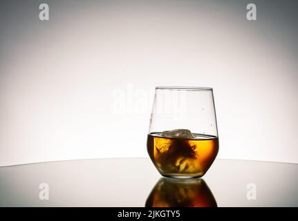 Eine Nahaufnahme eines Whiskys auf den Felsen auf weißem Hintergrund Stockfoto
