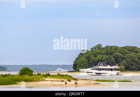 Große Motoryacht vor der Küste von Shelter Island, NY Stockfoto