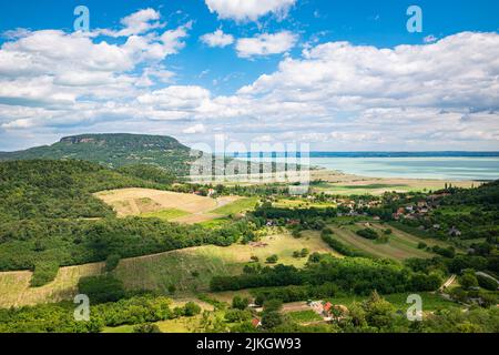 Blick vom Schloss in Szigliget über den Badacsony Berg und den Plattensee in Ungarn Stockfoto