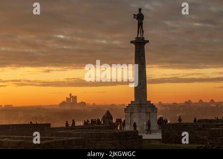 Festung Belgrad, Kalemegdan, Serbien. Blick auf den Sonnenuntergang mit der Victor-Statue Stockfoto