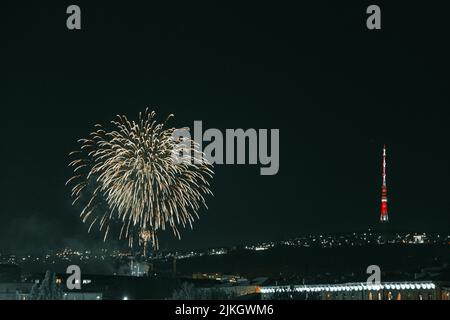 Eine schöne Aussicht auf ein Feuerwerk und beleuchteten TV-Turm im Hintergrund in der Nacht Stockfoto