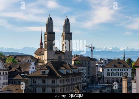 Luftaufnahme des historischen Zürcher Stadtzentrums mit der berühmten Grossmünster-Kirche und der Limmat vom Lindenhof Park, Zürich, Schweiz Stockfoto