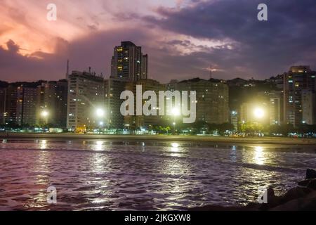 Jose menino Strand in Santos City, Sao Paulo, Brasilien, in der Dämmerung. Stockfoto