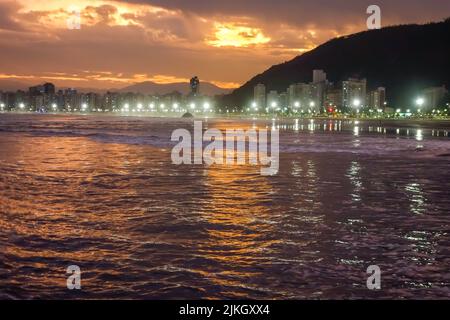 Jose menino Strand in Santos City, Sao Paulo, Brasilien, in der Dämmerung. Stockfoto