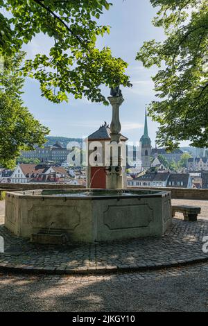 Zürich, Schweiz 12.06.2022 Innenstadt mit Brunnen und Statue von Jeanne d'Arc, den Kriegerinnen auf dem Lindenhof-Hügel im Sommer Stockfoto