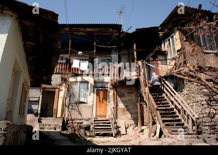 Eine schöne Aufnahme des Bezirks Kond in Jerewan, Armenien mit seinen alten Holzhäusern Stockfoto