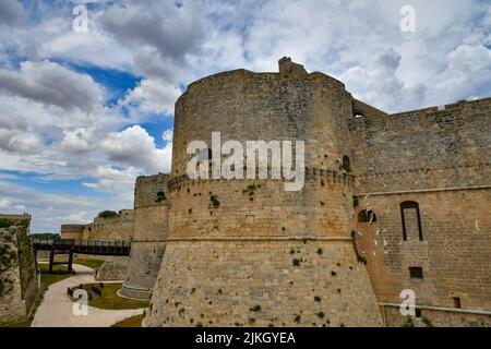 Die Türme und Mauern einer aragonesischen Burg, die die Stadt Otranto vor Piratenangriff, Italien, verteidigte. Stockfoto