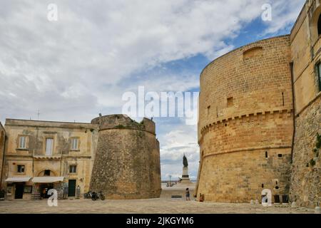 Die Türme und Mauern einer aragonesischen Burg, die die Stadt Otranto vor Piratenangriffen verteidigte. Stockfoto