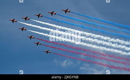 Die farbenfrohe Arrows RAF zeigt Flugzeuge während des Queens Platinum Jubilee-Flugs in London, Großbritannien Stockfoto