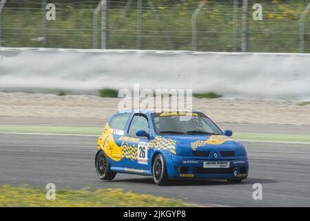 Rennwagen auf der Asphaltstrecke. Renault clio Stockfoto